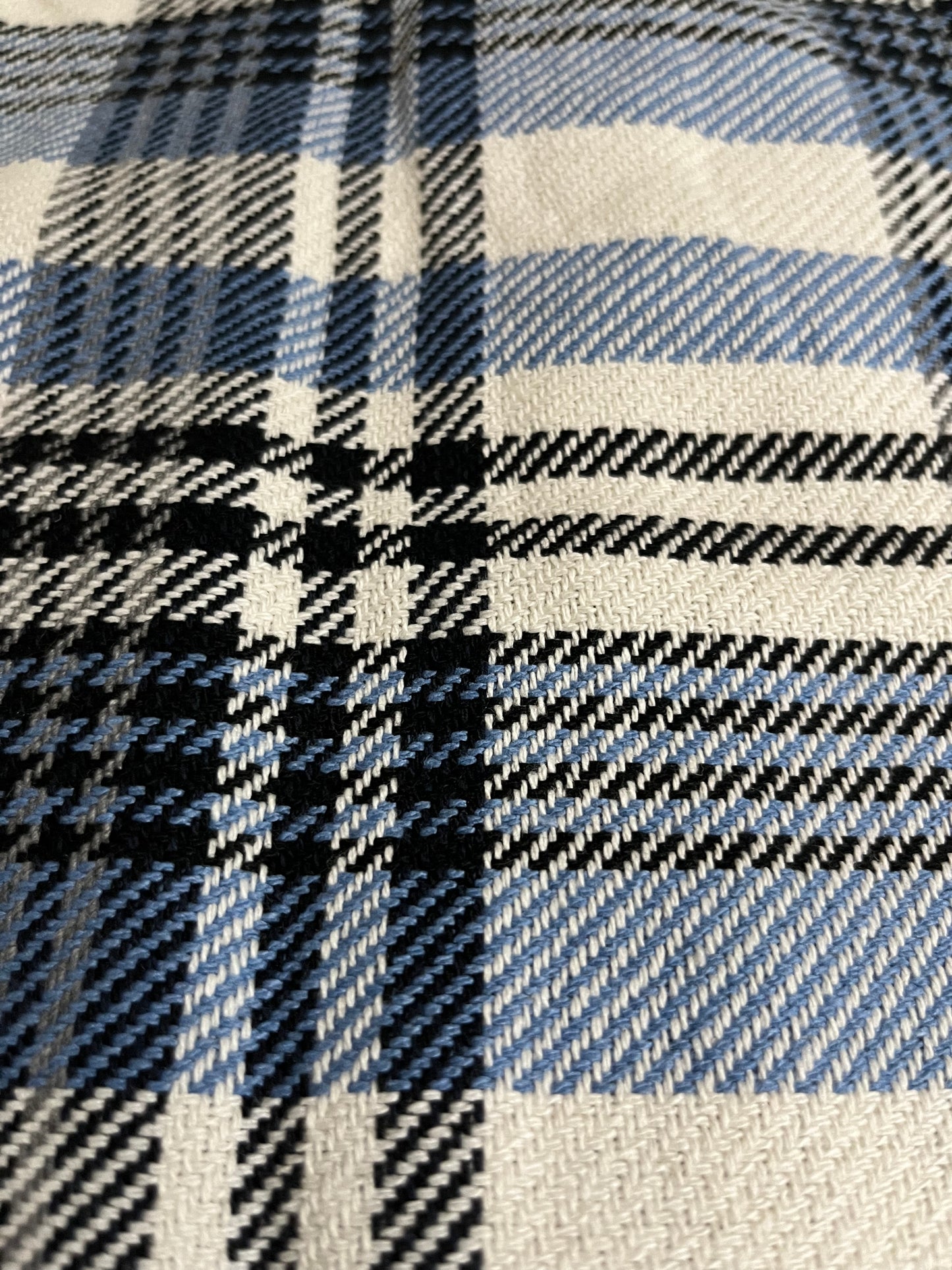 Dettaglio tessuto tartan azzurro bianco nero
