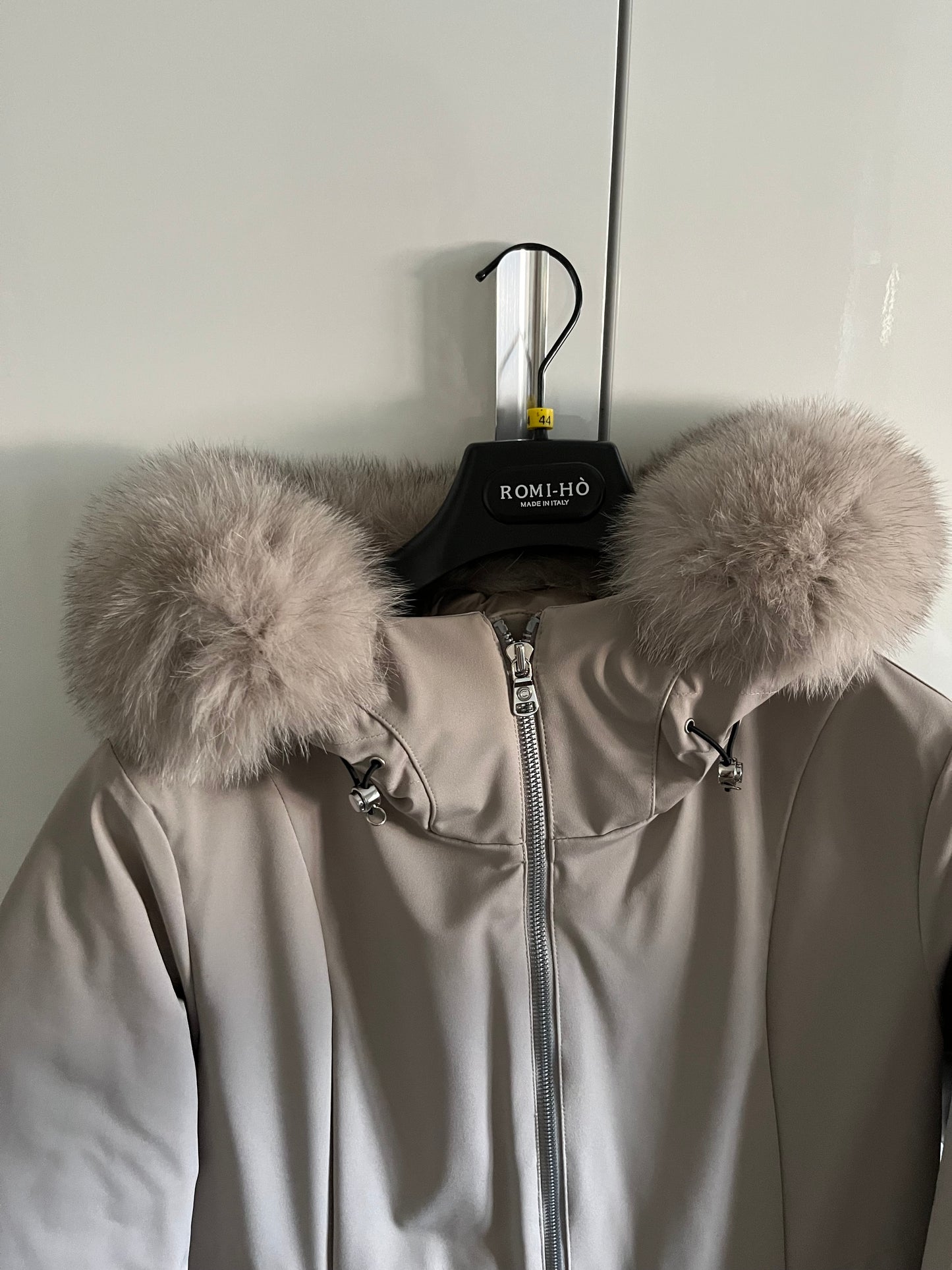 Parka Colmar donna beige – dettaglio cappuccio con bordo in pelliccia