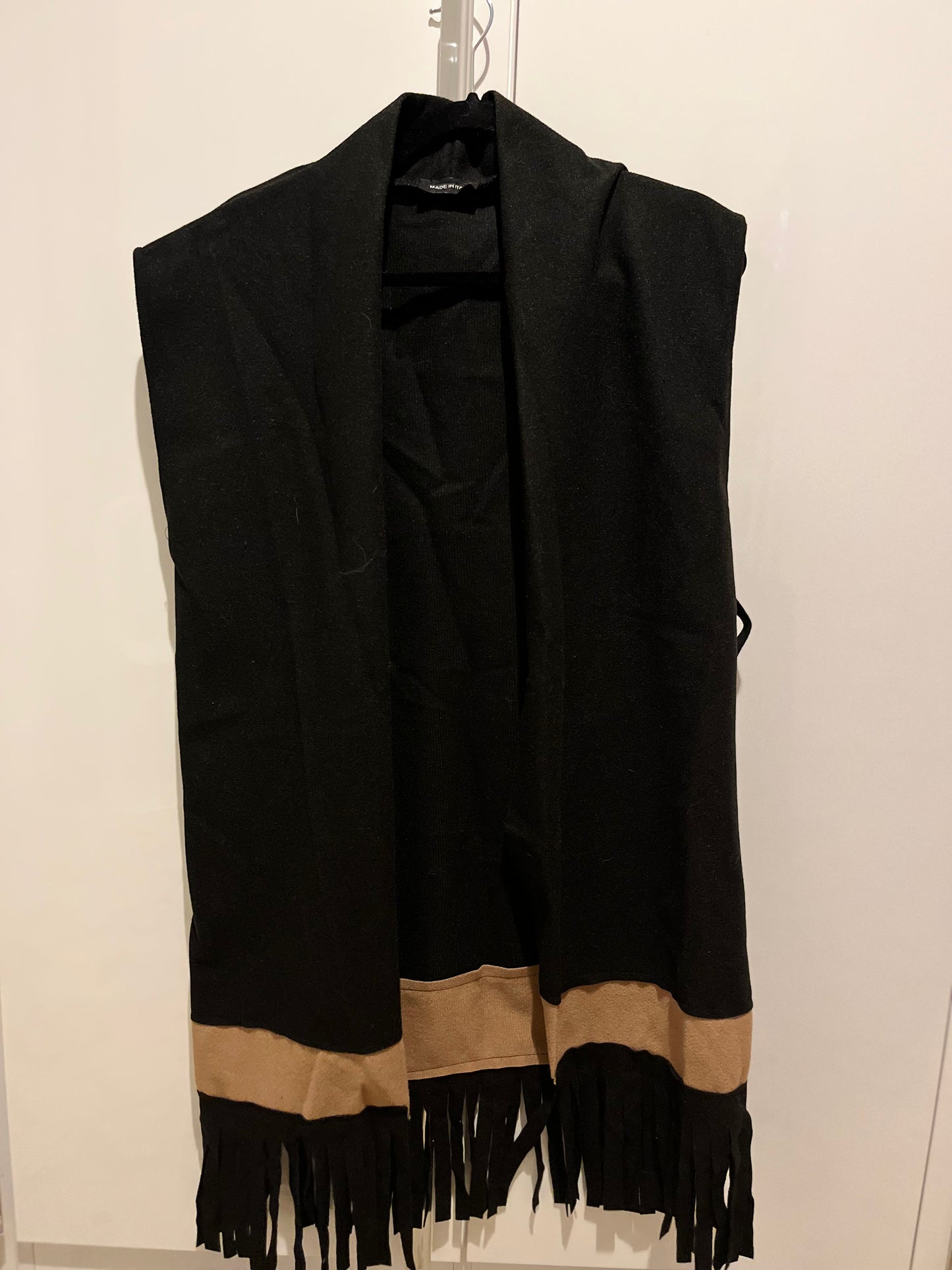 Warm vest with fringes
