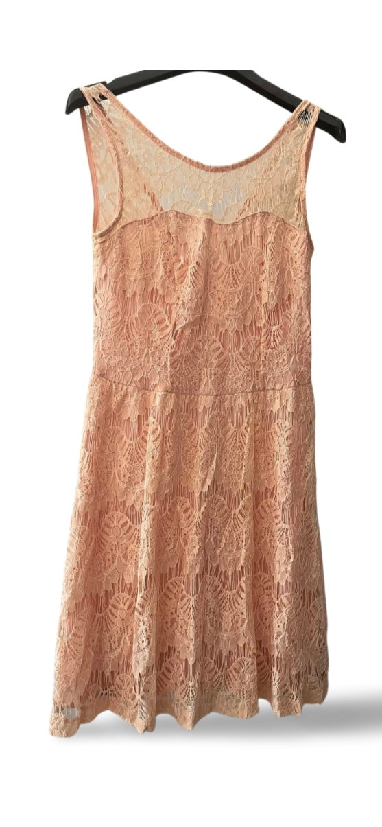 Abito elegante rosa cipria in pizzo con inserti trasparenti