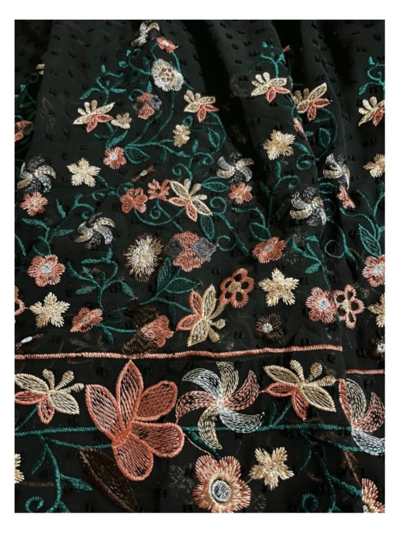 Abito lungo floreale nero con ricami e maniche trasparenti, stile elegante Zara