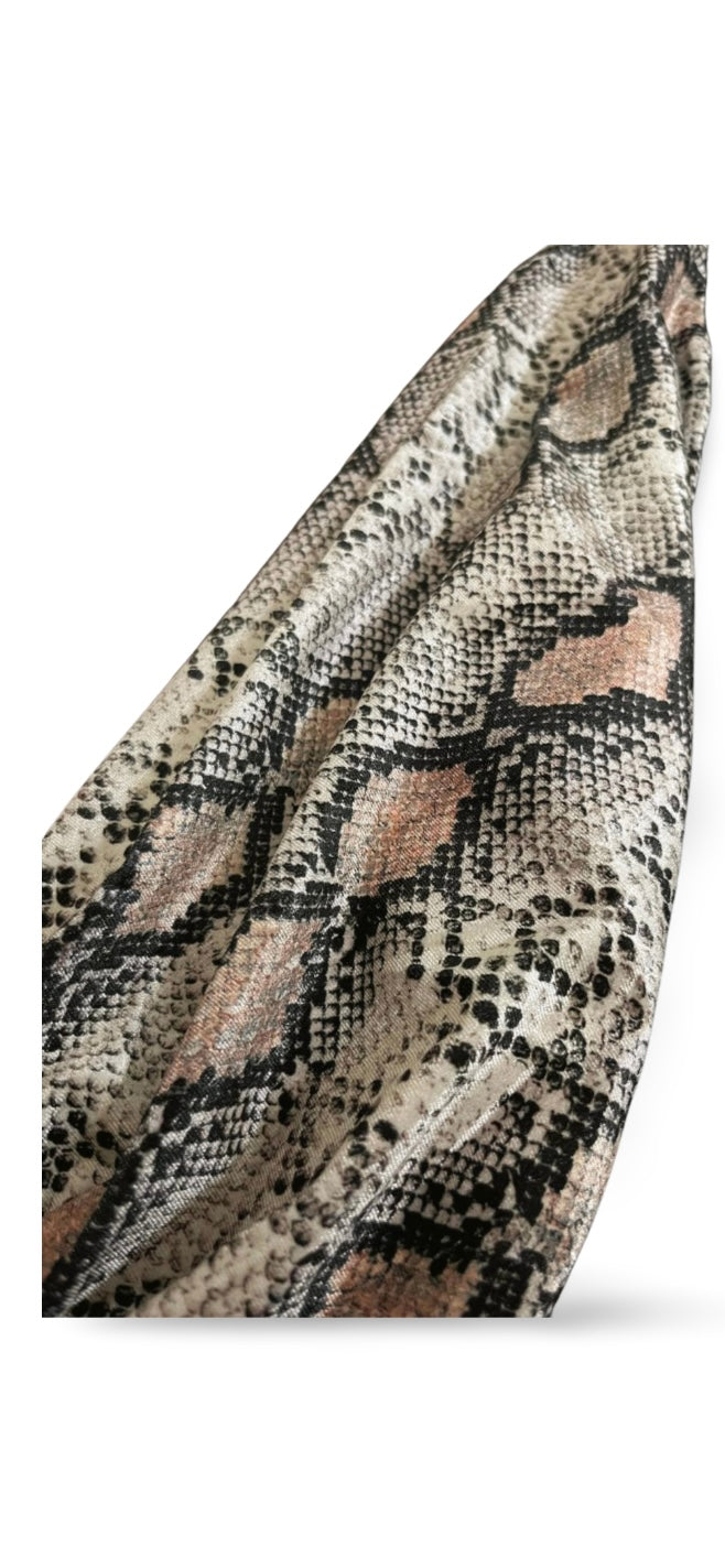 Tunica nera elegante con maniche lunghe stampa pitonata animalier