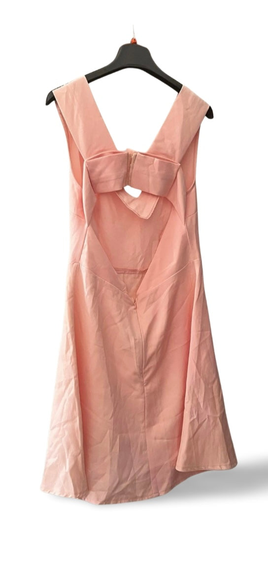 Vista posteriore abito rosa formale donna elegante con fiocco e scollo sulla schiena