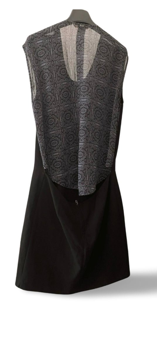 Tubino nero casual elegante con scollo sulla schiena, visto posteriormente