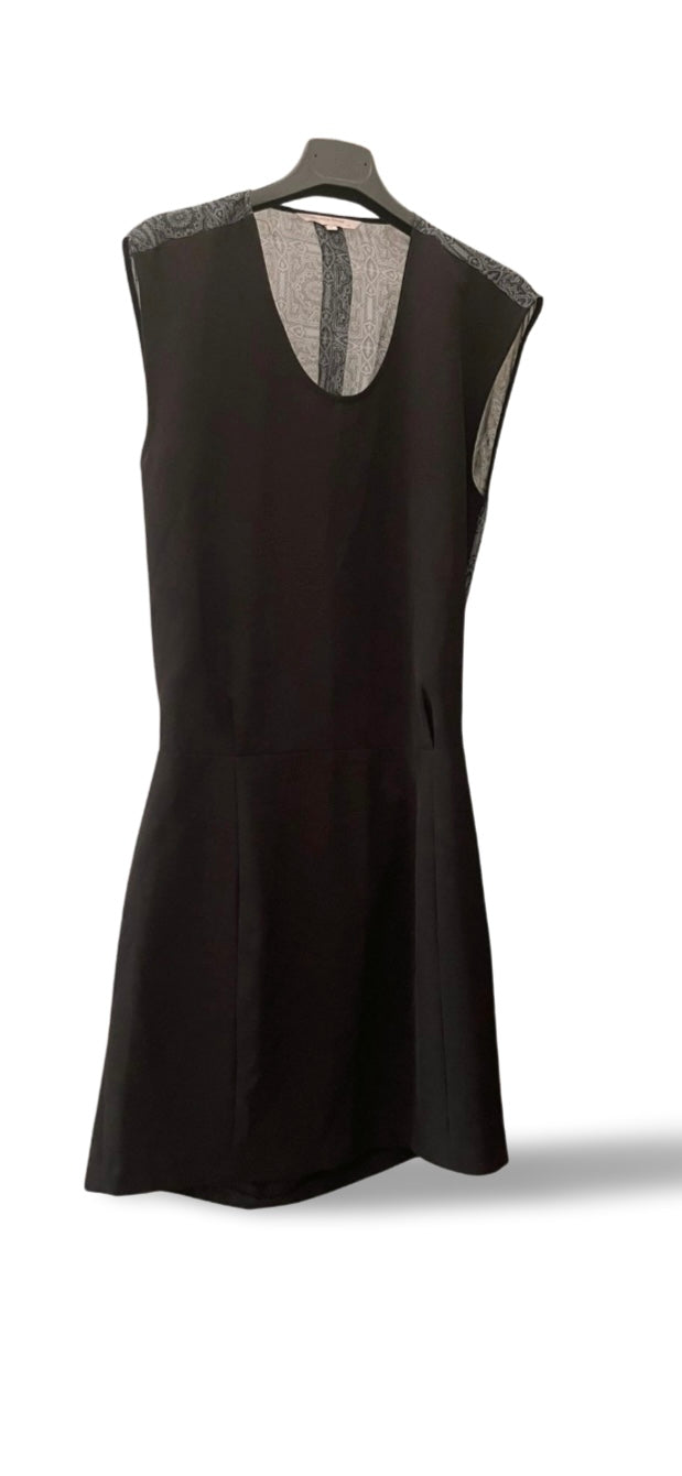 Tubino nero casual elegante con scollo sulla schiena, visto frontalmente