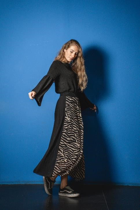 Casual outfit with zabrated skirt