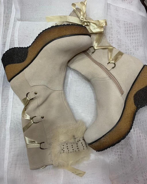 Scopri gli stivali donna FRUTTA con zeppa in vera pelle panna, originali e mai usati. Taglia 37, eleganti e comodi. Spedizione veloce!