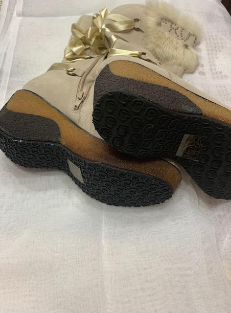 Scopri gli stivali donna FRUTTA con zeppa in vera pelle panna, originali e mai usati. Taglia 37, eleganti e comodi. Spedizione veloce!