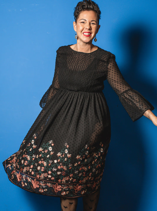 Abito lungo floreale nero con ricami e maniche trasparenti, stile elegante Zara