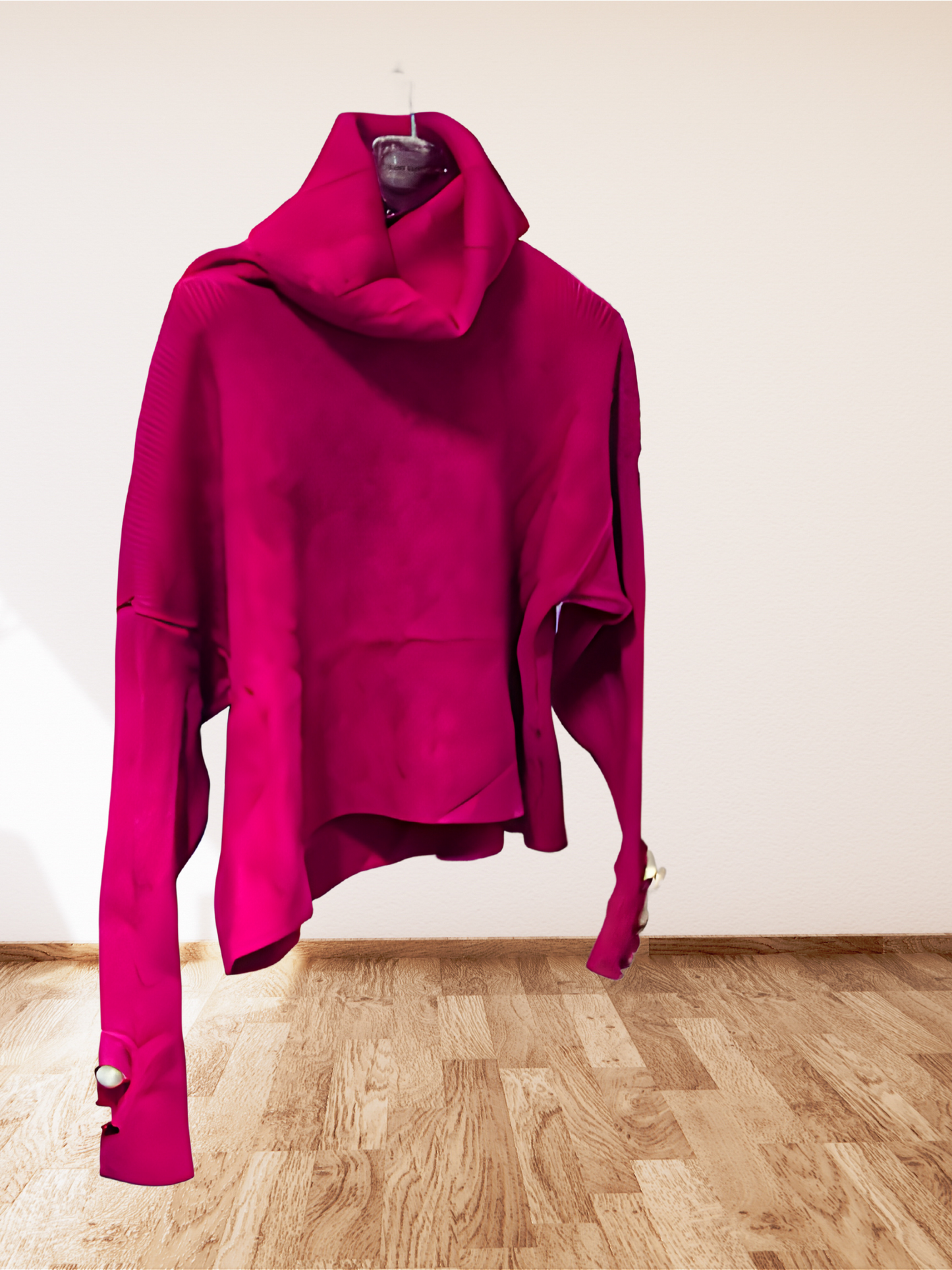 Maglione corto fucsia con bottoni gioiello