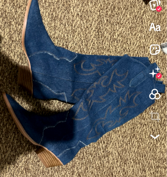 Compra online gli stivali texani in denim blu da donna. Tacco medio comodo, stile western chic, ideali per look casual e festival.