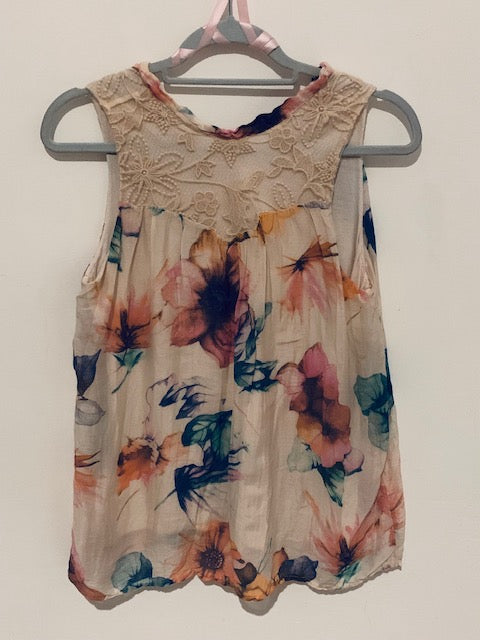 Ein Künstlertraum-Tanktop mit Blumenmuster