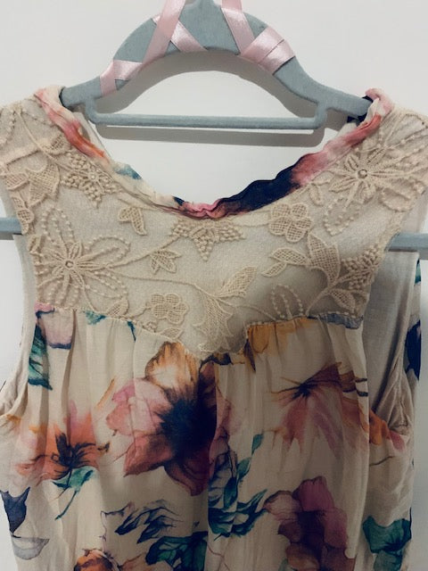 Ein Künstlertraum-Tanktop mit Blumenmuster